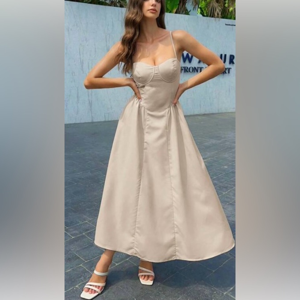 Elegant dress with adjustable straps - Picture 2 of 6